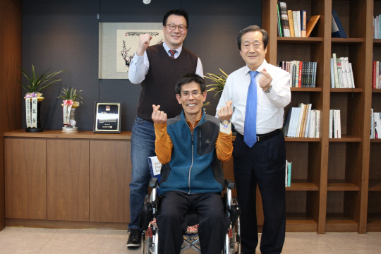 서울디지털대학교(총장 김재홍)가 장애인의 날(4월 20일) 맞아 장애 학생들을 초청해 간담회를 가졌다고 24일 밝혔다. 서울디지털대는 장애 학생 대표 김보선(53, 지체장애 4급) 씨와 임동현(47, 지체장애 5급) 씨를 초청해 김재홍 총장이 직접 불편사항을 듣고 학업을 격려하는 시간을 가졌다. 오른쪽부터 서울디지털대 김재홍 총장과 김보선, 임동현 학생. 서울디지털대 제공